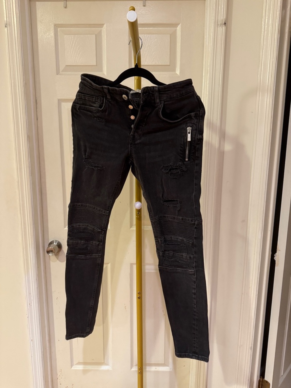 Zara Women’s Skinny Jeans in Black grungy thrashy edgy avant garde